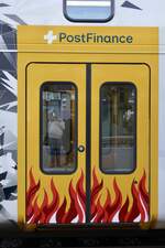 Der Hockeyzug RABe 515 008 der das neue PostFinance Logo und das neue Flammen Design auf den Türen trägt, am 22.3.25 im Bahnhof Thun.