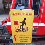 Mont-Blanc-Express__Immerhin sind diese Hinweisschilder auf der französischen Seite zahlreicher und auf Anhieb verständlicher als die im Schweizer Streckenabschnitt gesehenen. Trotz dem im deutschen Warn-Hinweis vervielfältigten Buchstabendreher dürfte die Botschaft klar sein.__01-03-2026