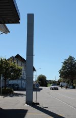 Hier ein  Obilisk  der als Begrssung der Reisenden vor dem Bahnhof Hindelbank steht.