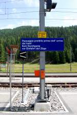  Kein Durchgang  Warnschild an einem Signalmast im Bahnhof Cavaglia an der RhB-Strecke St. Moritz - Tirano. (10.07.2010)