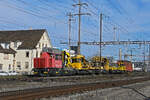 Tm 234 208-7 durchf�hrt am 03.03.2026 mit einem Bauzug den Bahnhof Pratteln.