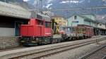Mit zwei Wagen steht der Tm 234 201-2 am 15.04.10 in Airolo beim Gterschuppen.