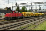 SBB - Lok 841 022-7 mit Schotterwagen in Lyss am 03.05.2026