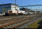 Sersa - Lok 98 85 5 843 153-8 mit BLS Güterwagen im Bahnhof Langenthal am 09.04.2026