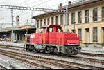 Am 841 026-8 (GEC Alsthom GA-DE 900/AS) der SBB Infrastruktur steht im Bahnhof Chiasso (CH), mit der Chiesa parrocchiale San Vitale martire im Hintergrund.