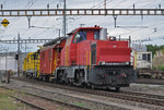 Am 841 006-0 an der Spitze eines Bauzuges durchfährt den Bahnhof Pratteln.