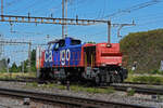 Am 843 067-0 holt am 25.06.2022 Kesselwagen von Betrieben beim Bahnhof Pratteln ab.