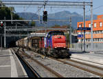 SBB - Am  843 090-2 mit Güterwagen bei der durchfahrt im Bahnhof von Bellinzona am 31.07.2020