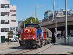 Der Güterzug in der Stadt am 4. September 2020.<br>
Montag bis Freitag fährt SBB Cargo dreimal täglich zum Swissmill-Getreidesilo in der Stadt Zürich. Passanten und Velofahrer lassen sich davon nicht stören, weshalb die Rangiermitarbeiter besonders aufmerksam sein müssen. Die Lok wird deshalb für eine bessere Übersicht per Fernsteuerung von der vorderen Plattform aus gefahren.