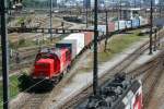 SBB cargo Am 843 003-5 mit Blick ber den sdlichen Teil des Rangierbahnhofs Mutenz am 27.8.2008.