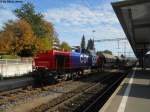 Am 843 093-6 in Seuzach am 26.10.2011 mit einem Nahgterzug, bestehend aus drei leeren Tagnpps nach Thalheim. Bis 2002 war diese Zufuhr eine Aufgabe fr die ''Hebamme'', sprich Bm 6/6 des Lsch- und Rettungszug, um Stillstandschden zu vermeiden. Danach wurde diese Aufgabe einer Ae 6/6 bertragen, bis vor 3 Jahren auf Dieseltraktion umgestellt wurde.