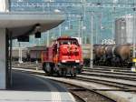 SBB - Am 843 014-2 unterwegs mit Rangiermanschaft im Bahnhof Buchs am 03.05.2012