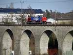 Die SBB Diesellok Am 843 064-7 durchquert am 23.2.17 um 15.24 Uhr die erstaunliche Eisenbahnbrücke Eglisau in Richtung Schaffhausen.