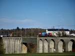 Die SBB Diesellok Am 843 064-7 durchquert am 23.2.17 um 15.42 Uhr die erstaunliche Eisenbahnbrücke Eglisau.