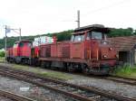 SBB - Rabgierloks Bm 4/4 18414 und Am 841 000-3 abgestellt im SBB  Gterbahnhof von Biel/Bienne am 19.06.2010 .. Fotosandpukt auserhalb der Geleise auf Weg..