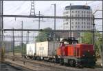 Eine Bm 4/4 bringt zwei Container nach Pratteln.