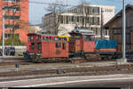 DSF Tm II 797 und Em 3/3 18822 stehen am 28. Februar 2018 im Bahnhof Wettingen abgestellt.