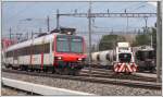 R7858 von Chur nach Ziegelbrcke und Em 837 954-7 der Holcim in Untervaz. (08.04.2013)