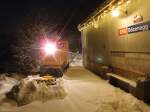 8.12.12 - Nach einer schneereichen Nacht beginnen noch im Licht der Adventsbeleuchtung die Räumarbeiten mit dem Schneepflug und der BEB Diesellok DS30 2054 beim Depot Bözenegg.