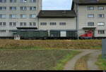 Kentaur Lützelflüh - Tm 2/2 98 85 5 230 436-8 mit 2 Güterwagen ( ex Schweizer Post ) abgestellt im Areal der Kenatur am 10.12.2025 ** Standort des Fotografen Ausserhalb der Geleisanlagen