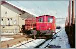 Das tgliche Brot auf kleinen Landstationen: Wagenladungverkehr der mit Traktoren manvriert wurde; hier ein Tm in Reinach SBB im Winter 1988, welcher vom schmalen ZwischenBahnsteig aus aufgenommen