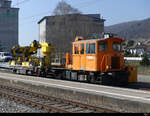 Kummler + Matter - Tm 2/2  98 85 5 232 463-0 mit dem OBB Wagen 99 81 9436 502-4 abgestellt im Bahnhofsareal von Cornaux am 20.03.2022