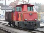 SBB Cargo - Diesellok Tm 2/2  233 910-9 mit Gterwagen abgestellt im Bahnhof von Frauenfeld am 04.01.2008