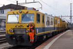 SBB: Schienenfräsmaschine von Alpha Rail Team auf Rangierfahrt in Solothurn-HB mit dem Tm 234 077-6 am 4.