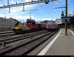 SBB - Tm 2/2 234 127-9 als Vorspann Lok für die (Swisstrain) BLS Ae 6/8 208 ( 91 85 4 605 208-8 ) neben ausfahrendem Triebzug RABe 511 028 im Bahnhof Lausanne am 25.09.2019