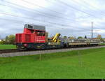 SBB - Tm 2/2  234 108-9 mit 2 Schotterwagen unterwegs bei Lyssach am 25.10.2022
