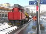 Tm234 125-3 steht am 7.12.2010 mit einem Flachwagen zwecks Schneerumung im Bahnhof Bern am Gleis 7.