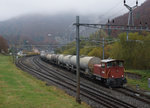 SBB/VIGIER CEMENT: Der 31. Oktober 2016 war ein nebliger Tag. Selbst in Reuchenette-Péry liess sich die Sonne nicht blicken. Die firmeneigene Reservelok Tm IV Nummer 5, noch mit dem alten Anstrich versehen, anlässlich einer Rangierfahrt. 
Foto: Walter Ruetsch 