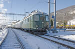Samstag den 03.01.2026 um 12:05 Uhr in Oensingen (SO). Rückleitung des Rollmaterials von der Silvesterfahrt (29.12.2025 – 02.01.2026 / Bern – Leipzig - Bern) von Lyss nach Oensingen (2 Wagen am Zugschluss) und von Lyss nach Winterthur (4 Wagen hinter der Lok). Hier auf dem Bild sind die zwei Wagen welche nur bis Oensingen verkehren bereits abgehängt. Als Lokomotive dieses Leermaterialzuges von Lyss bis Winterthur dient die Re 4/4 I  10039 (UIC-Nr. 91 85 4410 039-2 CH-CLRA). Ihre Ursprungsnummer bei der Ablieferung war 439. Die Zugnummer von Lyss bis Oensingen lautet 32241. Ab Oensingen bis Winterthur lautet die Zugnummer 32243. Fahrplan gemäss Anzeige: Lyss ab 11:02 Oensingen an 11:42 ab 14:20 Winterthur an 15:43. Wirkliche Fahrzeiten: Lyss ab 10:59 Oensingen an 11:42 ab 12:28 Winterthur an 14:14. Betreten der Gleisanlage war für den Fotografen erlaubt da er an der Rückleitung beteiligt war. Koordinaten GMS (Grad, Minuten, Sekunden): N 47° 17’ 8.3’’ O 7° 42’ 40.5’’