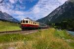 Re 4/4 I 10004 ziet Extrazug nach Linthal, fotografiert am 5.7.2025 bei Mitl�di