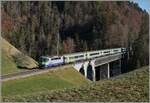 Die BLS Re 4/4 II 502 ist mit ihrem IR von Interlaken Ost nach Zweisimmen unterwegs und konnte kurz nach Weissenburg auf der  Bunschenbachbr�cke fotografiert werden. 

25. November 2020 