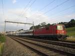 Re 420 143-0 am 6.7.2018 in Au ZH als Leermaterialzug 28988, der zuvor als IC 931 nach Chur gefahren ist.