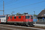 Re 4/4 II 11198 durchfährt am 11.08.2025 den Bahnhof Rupperswil.