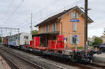 Mit einem Messwagen des TÜV Süd Schweiz und einem beladenen Flachwagen wartet die Re 4/4 II 11158 am 09.10.2025 eine Überholung im Bahnhof Gorgier - Saint-Aubin ab.