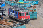 Am 16.03.2026 steht die Re 420 307-1 auf dem Leichenfeld der Firma Thommen und wartet auf ihr Ende. Aufnahme von der Strasse aus. Aufnahme Kaiseraugst.