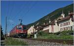 Die SBB Re 4/4 II 11238 (Re 420 238-8) und eine weitere sind mit einem Güterzug bei Ligerz auf dem Weg in Richtung Biel/Bienne.