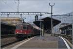 Die SBB Re 4/4 II 11197 ist mit einen  Disopzug  nach Brig unterwegs und konnte beim Halt in Vevey fotografiert werden.