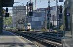 Ausgelöst habe ich für die SBB Re 4/4 II 11257 (Re 420 5257-8) welche den Bahnhof von Genève La Praille erreicht, doch das Bild zeigt ein weiteres Detail: dem links in Bild fahrende LEX RABe 522 220 als RL7 nach Vernier wird signalisiert, dass die Fahrt unter 25000 Volt Hz 50 erfolgt. In der Tat wechselt ein Zug der RL7 auf der kaum 10 km kurzen Fahrt von Annemasse nach Genève Aéroport oft den Strom: Annemasse wird unter 25 kv verlassen, dann gleich nach der Ausfahrt, folgt der 15 kv Abschnitt bis Lancy Pont Rouge, um dann bis zur Abzweigung Chatelaine wieder mit 25 kv versorgt zu werden. Das letzte kurze Stück ist dann wieder mit 15 kv elektrifiziert. Fährt der Zug nach Vernier, entfällt der letzte Stromwechsel, die Strecke Genève - La Plaine wurde 2014 für den Leman Express von Gleich auf Wechselstrom (25 kv) umgerüstet.

16. April 2026
