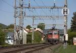 Die Re 4/4 II (Re 420) ist mittlerweile die älteste Lokserie der SBB. Hier fährt eine am 24.04.2026 als Lokzug durch Ittingen BL.