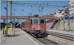 Die SBB Re 4/4 II (Re 420 295-8) f�hrt mit einem G�terzug durch den Bahnhof von Neuch�tel in Richtung Biel/Bienne. 

19. Juni 2026