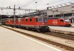 SBB-loc 11183 Re 4/4, Re 6/6 und Re 4/4, neben SBB 460 071-4 in Luzern am 27. Juli 1999.