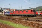 SBB 11657 'Estavayer le Lac' und SBB Cargo Re 4/4 II 420 310-5, Mendrisio am 21. Juli 2006.