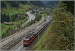 Eine SBB Re 4/4 II ist mit ihrem  Gotthard IR  auf dem Weg in Richtung Wasen. Der Zug f�hrt ohne Halt durch den Bahnhof von Wassen.

10. Oktober 2014