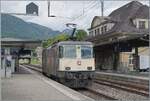 Als ich in Grenchen Nord auf meinen ICN nach Lausanne wartete, wurde ich von der SBB Re 4/4 II 11251 (Re 420 251-1) �berrascht, der offiziellen Jubil�umslok zum 175-j�hrigen Bestehen der Schweizer Bahnen im Jahr 2022. Leider konnte ich deshalb die von Gudrun Geiblinger gestalteten Motiven historischer und aktueller Fahrzeuge auf den Seitenw�nden der Lok nicht umsetzten. Doch allein eine Re 4/4 II in Grenchen Nord schien mir ein Foto (bzw. zwei) wert. 

20. Mai 2026