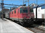 Die SBB Re 4/4 II 11289 (Re 420 289-1) wartet in Lausanne mit ihrem EWLV Zug nach dem Rangierbahnhof Limmattal (RBL) via Brig auf die Abfahrt. Interessanterweise wird der lange Zug nur von einer Re 4/4 II gezogen, w�hrend sonst daf�r zwei von SBB Car ...