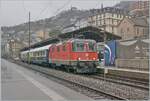 Eigentlich sollte es schneien...  Der Grund der Fahrt bei diesem tristen Wetter nach Montreux war der ZRT-Extrazug von Frauenfeld nach Montreux resp. Aigle. 
Erst wollte ich den Zug auf der  Train des Vigens Strecken fotografieren, die immer wieder konsultierende Wetterprognose riet mir aber dann doch den Plan B umzusetzen; dies war auch gut so, denn das Licht h�tte im Lavaux wohl kaum gereicht und eine verregnete Landschaft h�tte wohl auch kaum ein attraktiver Bild geboten. Spannend war, mit welcher Lok der Zug kommt, denn auf den letzten paar Kilometer (Chexbres - Villeneuve) ist die ETCS Zugsicherung verbaut. Das Bild zeigt den Zug bei der Abfahrt in Montreux. Alternativ zum Weihnachtmarkt von Montreux, konnten die Reisenden bis Aigle weiterfahren und dort einen gem�tlichen Nachmittag verbringen. Der Zug bestand aus der SBB Re 4/4 II 11159, dem  Le Salon Bleu  Halb-Speisewagen ARmz 61 85 88-90 200-6 CH-IRSI und dem  Le Diamant Bar  Speisewagen WRm 61 85 88-94 003-0 CH IRSI. 

7. Dezember 2024
